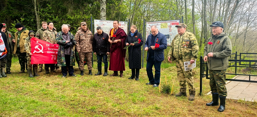 05 мая, в преддверии празднования 80-летия Победы в Великой Отечественной войне 1941-1945 гг., глава Короцкого сельского поселения Анна Мауткина приняла участие в открытии мемориальных плит воинам-бурятам Жамбалу Тулаеву и Доржо Ухинову в урочище Плещевиц.