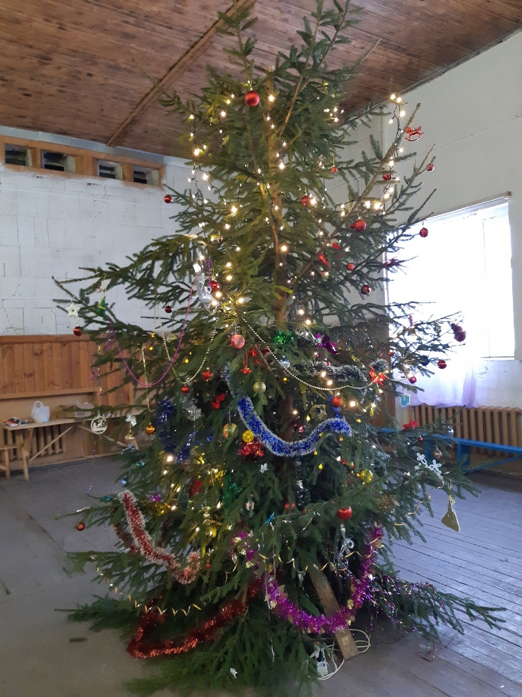 Установка и украшение новогодней ели в Короцком сельском доме культуры..